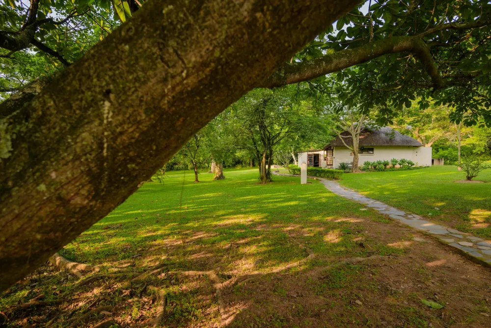 Tuinpad over het zeven hectare grote privéterrein, White River