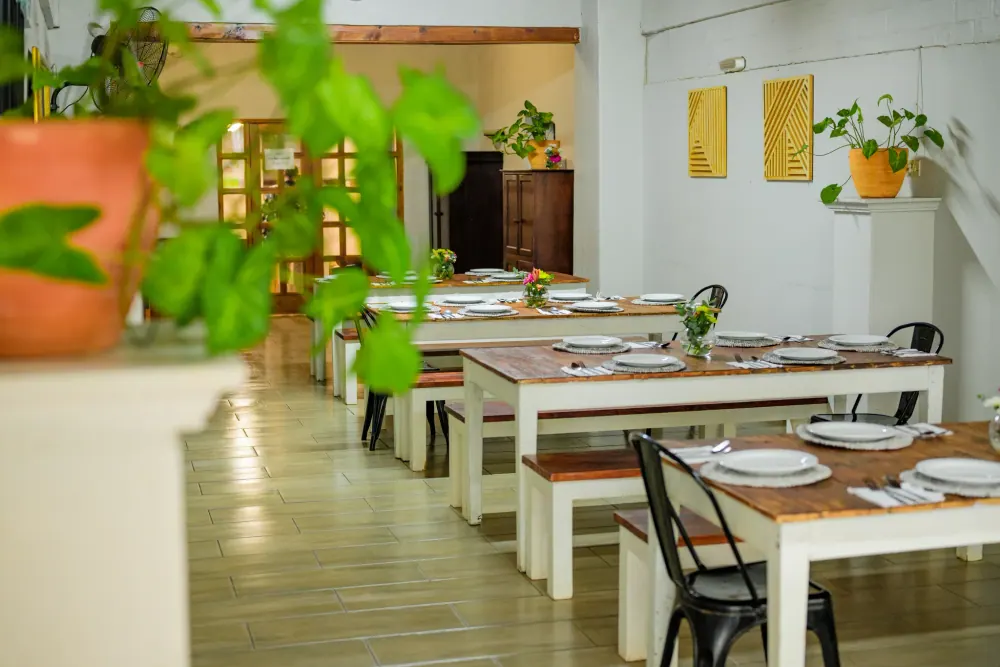 Eetzaal met gedekte tafels